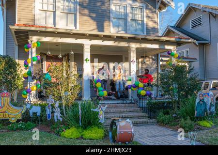 LA NOUVELLE-ORLÉANS, LA, États-Unis - 6 FÉVRIER 2022 : le groupe Rock se produit sur le porche avant de la maison dans le quartier Uptown pendant la fête de bloc Banque D'Images