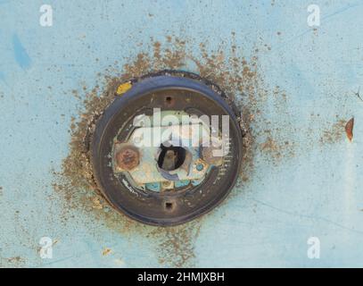 Gros plan d'un phare cassé d'une vieille voiture. Banque D'Images