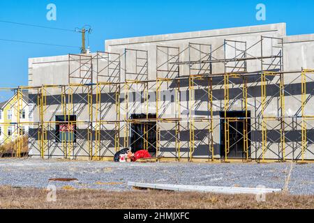 Plan horizontal de l'échafaudage à l'avant de la nouvelle construction de détail. Banque D'Images