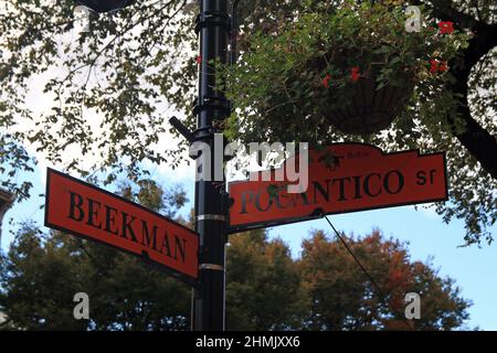 Panneau orange au coin entre Beekman et Pocantico Street dans Sleepy Hollow dans l'État de New York Banque D'Images