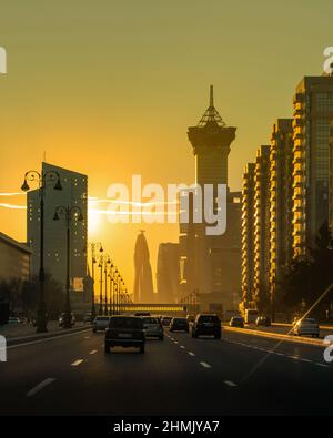 Bakou, Azerbaïdjan - janvier 03 2022- vue verticale du trafic vers le centre-ville dans la soirée avec coucher du soleil Banque D'Images
