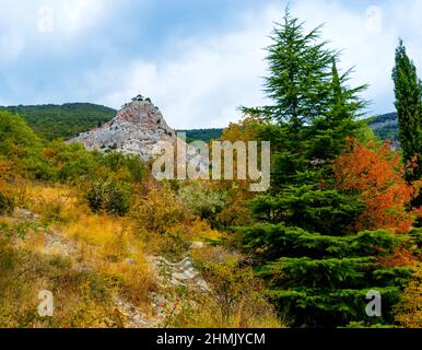 Église sur la montagne rocheuse. Côte d'automne. Banque D'Images