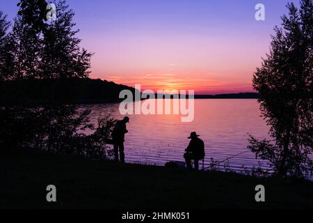 Pêche sur le lac. Les pêcheurs pêchent sur le lac la nuit. Banque D'Images