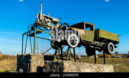 Premier tracteur et monument de camion. Le premier tracteur et camion monument est dans le village. Banque D'Images