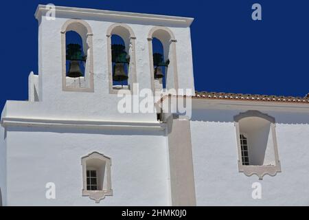 Triple pignon cloche-ciel bleu immaculé-notre Dame de Carmel Eglise. Tavira-Portugal-098 Banque D'Images