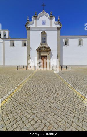 Façade-portail orné-trois pignons cloisonnés-fronton baroque-cour pavée-église Carmel. Tavira-Portugal-102 Banque D'Images