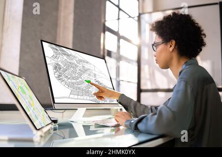 Business Person analyse de la carte du cadastre sur ordinateur dans le bureau Banque D'Images