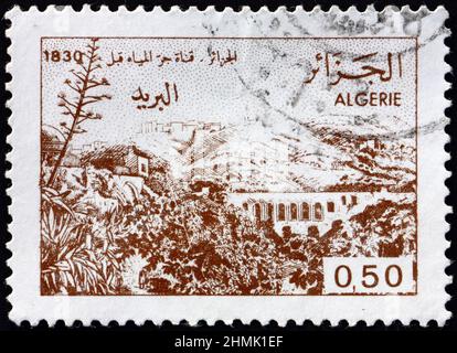 ALGÉRIE - VERS 1984 : un timbre imprimé en Algérie montre la vue d'Alger, 1830, vers 1984 Banque D'Images