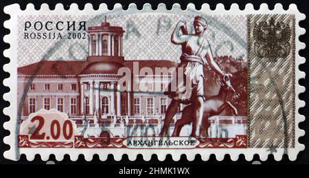 RUSSIE - VERS 2002 : un timbre imprimé en Russie montre la sculpture Artemis avec le cerf et le palais, Arkhangelsk, vers 2002 Banque D'Images