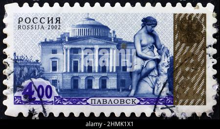 RUSSIE - VERS 2002 : un timbre imprimé en Russie montre la sculpture Erminia avec le Grand palais, Pavlovsk, vers 2002 Banque D'Images
