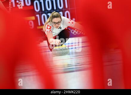 Pékin, Chine. 10th févr. 2022. Alina Paetz, de Suisse, participe à la session ronde des femmes en curling 2 des Jeux Olympiques d'hiver de Beijing 2022 entre la Chine et la Suisse au Centre aquatique national de Beijing, capitale de la Chine, le 10 février 2022. Credit: Li He/Xinhua/Alay Live News Banque D'Images