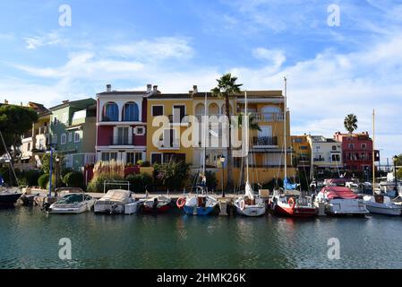 Yachts et bateaux à moteur dans le port de plaisance Port Saplaya, Valence, Alboraya, Espagne. Yacht de luxe et bateau à moteur de pêche dans le club de yacht sur fond de la couleur Banque D'Images