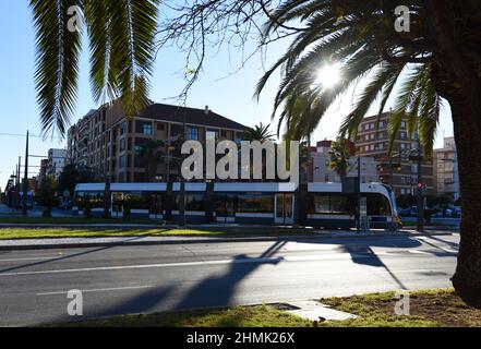 Tram par la station de métro metrovalencia. Métro tram à la gare de Valence, Espagne. Tramway espagnol, tramway ou tramway. Tramway sur rail Banque D'Images