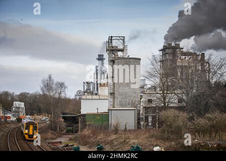 Chemin de fer passant par l'usine de panneaux de bois de Kronospan dans l'ancienne ville minière de Chirk, près de Wrexham, au nord du pays de Galles Banque D'Images