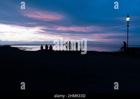 Coucher de soleil et sillouettes au-dessus de St Andrews Harbour Ecosse Banque D'Images