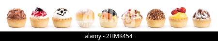 Pâte Mignon, assortiment de petits desserts avec baies, chocolat, pistaches, crème et crème fouettée. Neuf pâtisseries dans une rangée isolée sur le bac blanc Banque D'Images