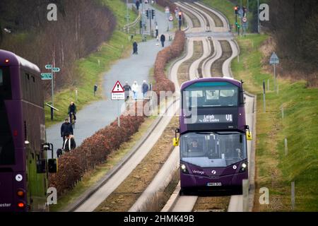 Premiers bus Vantage V1 bus route, section guidée à liveried Wright Eclipse Gemini 3 corps Volvo B5LH hybride à deux étages Banque D'Images