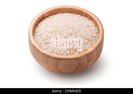 Riz dans un bol en bois isolé sur fond blanc Banque D'Images