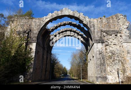Aqueduc de Maintenon. L'aqueduc de Maintenon est une œuvre d'art inachevée qui traverse la vallée de l'Eure. Banque D'Images