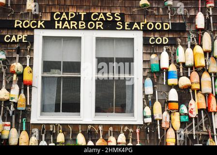 Le mur extérieur du restaurant de fruits de mer Capt Cass on Cape Cod est orné de bouées de homard des pêcheurs locaux Banque D'Images