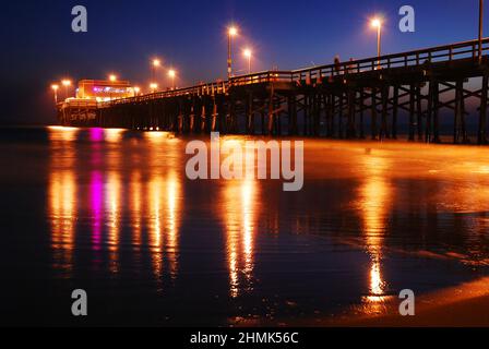 Newport Beach Pier, coucher de soleil Banque D'Images