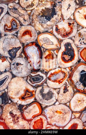 Fond luxueux d'un panneau de pierres précieuses agate de rouge, beige et marron. Image verticale. Banque D'Images