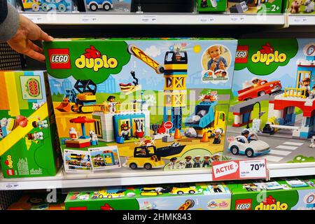 Boîtes lego duplo dans un magasin d'articles de toyshop Banque D'Images