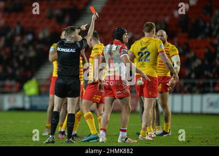 St. Helens, Angleterre - 10 février 2022 - l'arbitre Liam Moore présente une carte rouge à Dylan Napa de Catalan Dragons lors de la Ligue de rugby Betfred Super League Round 1 St. Helens vs Catalan Dragons au stade Totally Wicked, St. Helens, UK Dean Williams Banque D'Images