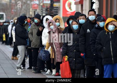 Pékin, Chine. 10th févr. 2022. Les gens vus dans une file d'attente devant le magasin officiel autorisé des Jeux Olympiques d'hiver de Beijing 2022 dans la rue Wangfujing pour acheter des poupées de Bing Dwen Dwen.Bing Dwen Dwen, la mascotte des Jeux Olympiques d'hiver de Beijing 2022, est devenu de plus en plus populaire auprès des jeunes Chinois, surtout pour son apparence mignonne qui est de s'arrachant des poupées liées. Crédit : SOPA Images Limited/Alamy Live News Banque D'Images