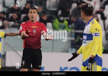 Arbitre Livio Marinelli gestes pendant le match de Coppa Italia 2021/22 entre Juventus FC et US Sassuolo au stade Allianz le 10 février 2022 à Turin, Italie Banque D'Images