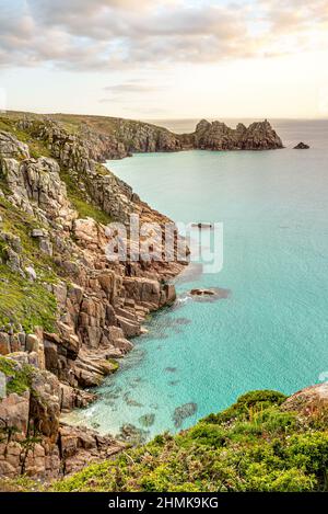 Côte près de Porthcurno au crépuscule, Cornouailles, Angleterre, Royaume-Uni Banque D'Images