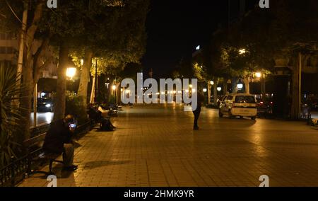 Tunis, Tunisie. 10th févr. 2022. Les gens reposent sur des chaises près d'une rue à Tunis, en Tunisie, le 10 février 2022. Le gouvernement tunisien a décidé jeudi de lever le couvre-feu de nuit qu'il imposait pour freiner la propagation du COVID-19 pendant environ un mois. Crédit: Adel Ezzine/Xinhua/Alamy Live News Banque D'Images