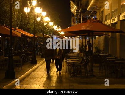 Tunis, Tunisie. 10th févr. 2022. Les gens marchent dans une rue à Tunis, en Tunisie, le 10 février 2022. Le gouvernement tunisien a décidé jeudi de lever le couvre-feu de nuit qu'il imposait pour freiner la propagation du COVID-19 pendant environ un mois. Crédit: Adel Ezzine/Xinhua/Alamy Live News Banque D'Images