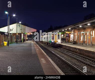 London Midland Class Bombardier classe 172 train172211 appelant à la gare de Stourbridge Junction au crépuscule Banque D'Images