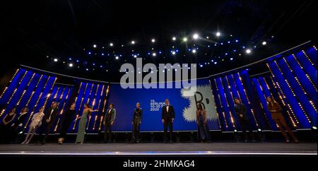 Berlin, Allemagne. 10th févr. 2022. Les membres du jury prennent place à la cérémonie d'ouverture du Festival international du film de Berlinale 72nd. L'édition de cette année sera ouverte avec le nouveau film de François Ozon, « Peter von Kant ». Le festival du film se déroule du 10 au 20 février 2022. Credit: Monika Skolimowska/dpa-Zentralbild/dpa/Alay Live News Banque D'Images