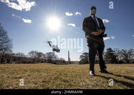 Marine One, qui transporte le président américain Joe Biden, quitte la Maison-Blanche en route vers l'aéroport régional de Culpeper en Virginie, depuis la pelouse du Sud à la Maison-Blanche à Washington, DC, États-Unis, le 10 février 2021. Biden prononcera des remarques soulignant le travail de Biden-Harris Administrations visant à réduire les coûts des soins de santé, y compris les coûts des médicaments d'ordonnance, pour les familles américaines. Crédit: Ken Cedeno/Pool via CNP Banque D'Images