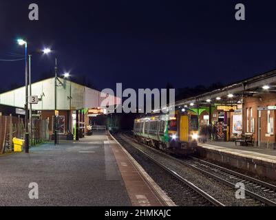 London Midland Class Bombardier classe 172 train172211 appelant à la gare de Stourbridge Junction au crépuscule Banque D'Images