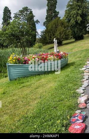 Bateau à rames plein de fleurs, Haining Loch, Selkirk Banque D'Images