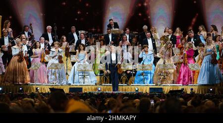 Madrid, Espagne. 10th févr. 2022. Le violoniste néerlandais André Rieu se produit lors du concert Happy Together 2022 au Centre Wizink de Madrid. Crédit : SOPA Images Limited/Alamy Live News Banque D'Images