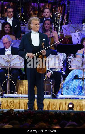 Madrid, Espagne. 10th févr. 2022. Le violoniste néerlandais André Rieu se produit lors du concert Happy Together 2022 au Centre Wizink de Madrid. Crédit : SOPA Images Limited/Alamy Live News Banque D'Images