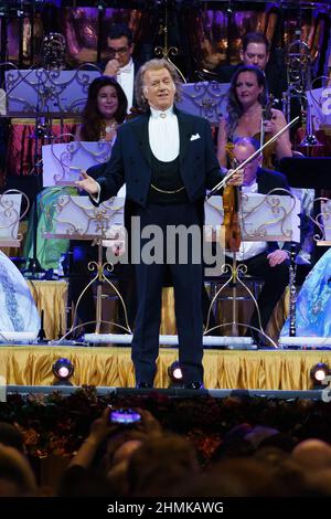 Madrid, Espagne. 10th févr. 2022. Le violoniste néerlandais André Rieu se produit lors du concert Happy Together 2022 au Centre Wizink de Madrid. Crédit : SOPA Images Limited/Alamy Live News Banque D'Images