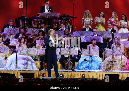 Madrid, Espagne. 10th févr. 2022. Le violoniste néerlandais André Rieu se produit lors du concert Happy Together 2022 au Centre Wizink de Madrid. Crédit : SOPA Images Limited/Alamy Live News Banque D'Images