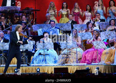 Madrid, Espagne. 10th févr. 2022. Le violoniste néerlandais André Rieu se produit lors du concert Happy Together 2022 au Centre Wizink de Madrid. Crédit : SOPA Images Limited/Alamy Live News Banque D'Images