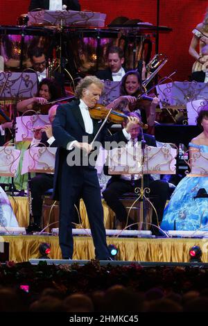 Madrid, Espagne. 10th févr. 2022. Le violoniste néerlandais André Rieu se produit lors du concert Happy Together 2022 au Centre Wizink de Madrid. (Photo par Atilano Garcia/SOPA Images/Sipa USA) crédit: SIPA USA/Alay Live News Banque D'Images