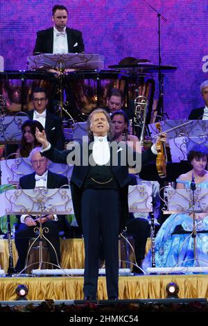 Madrid, Espagne. 10th févr. 2022. Le violoniste néerlandais André Rieu se produit lors du concert Happy Together 2022 au Centre Wizink de Madrid. (Photo par Atilano Garcia/SOPA Images/Sipa USA) crédit: SIPA USA/Alay Live News Banque D'Images