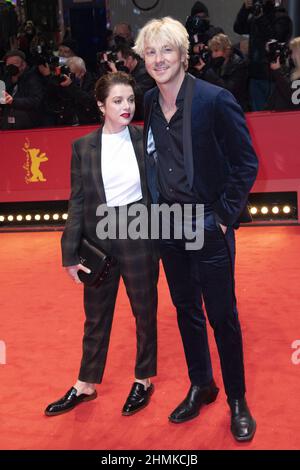 Berlin, Allemagne. 10th févr. 2022. Jella Haase et Albert Schuch assistent à la première de Peter von Kant et à la cérémonie d'ouverture du Festival international du film de Berlin 72nd (Berlinale) à Berlin, en Allemagne, le 10 février 2022. Photo d'Aurore Marechal/ABACAPRESS.COM crédit: Abaca Press/Alay Live News Banque D'Images