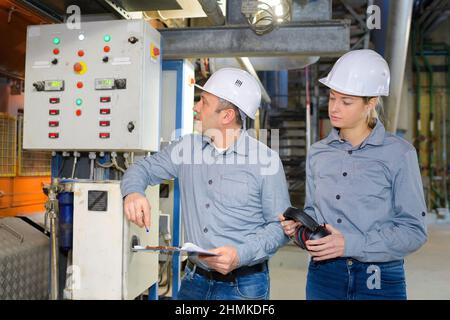 Apprenti ingénieur et l'utilisation de machine de découpe informatisé Banque D'Images