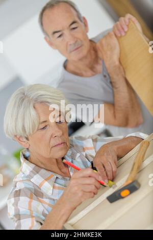 Couple de personnes âgées avec des outils de rénovation Banque D'Images