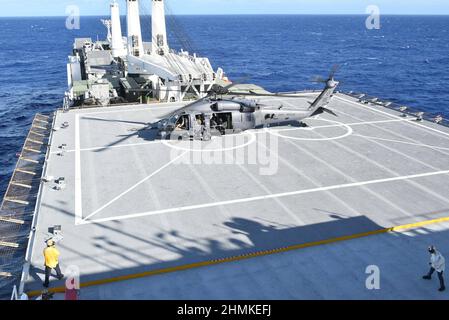 MER DES PHILIPPINES (fév 7, 2022) – les membres de l'équipage de l'escadron de sauvetage 33rd de la Force aérienne des États-Unis à Kadena, au Japon, effectuent des qualifications d'atterrissage à quai à bord de l'USNS Dahl (T-AKR 312) dans la mer des Philippines, le 7 février 2022, dans le cadre de l'exercice COPE North 22. CN22 est un exercice d'aide humanitaire et de secours en cas de catastrophe qui comprend les forces australiennes, japonaises et américaines. Dans le cadre de l'escadron 3 des navires de prépositionnement maritime, Dahl place stratégiquement des marchandises conteneurisées et palettisées dans toute la région Indo-Pacifique pour tous les services militaires américains, y compris la Force aérienne. (Photo de second Mate Garrett Flottman Banque D'Images