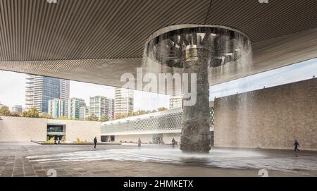 Pilier central de fontaine dans le patio intérieur du Musée national d'anthropologie, Polanco, Mexico, Mexique Banque D'Images